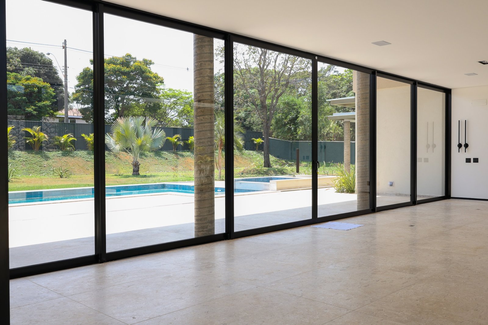 Esquadrias de alumínio com vão panorâmico