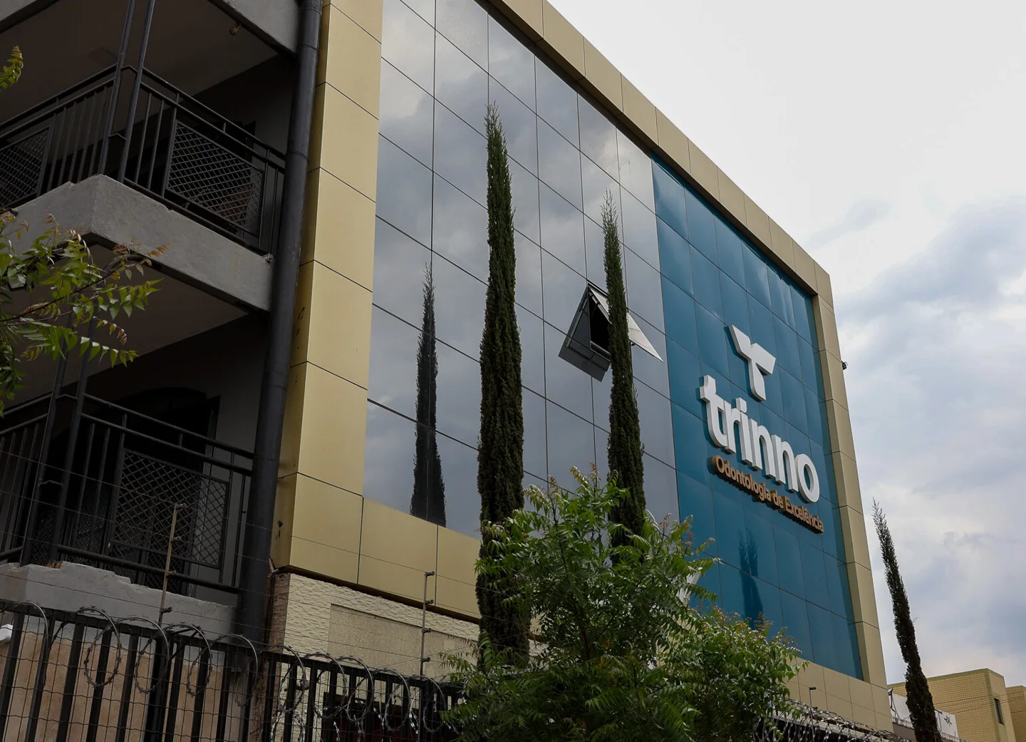 Fachada do edifício Trino com pele de vidro