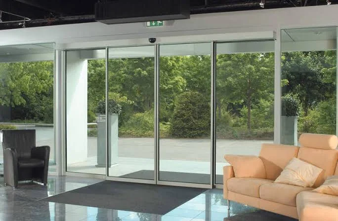 Sistema de portas de vidro em um ambiente integrado